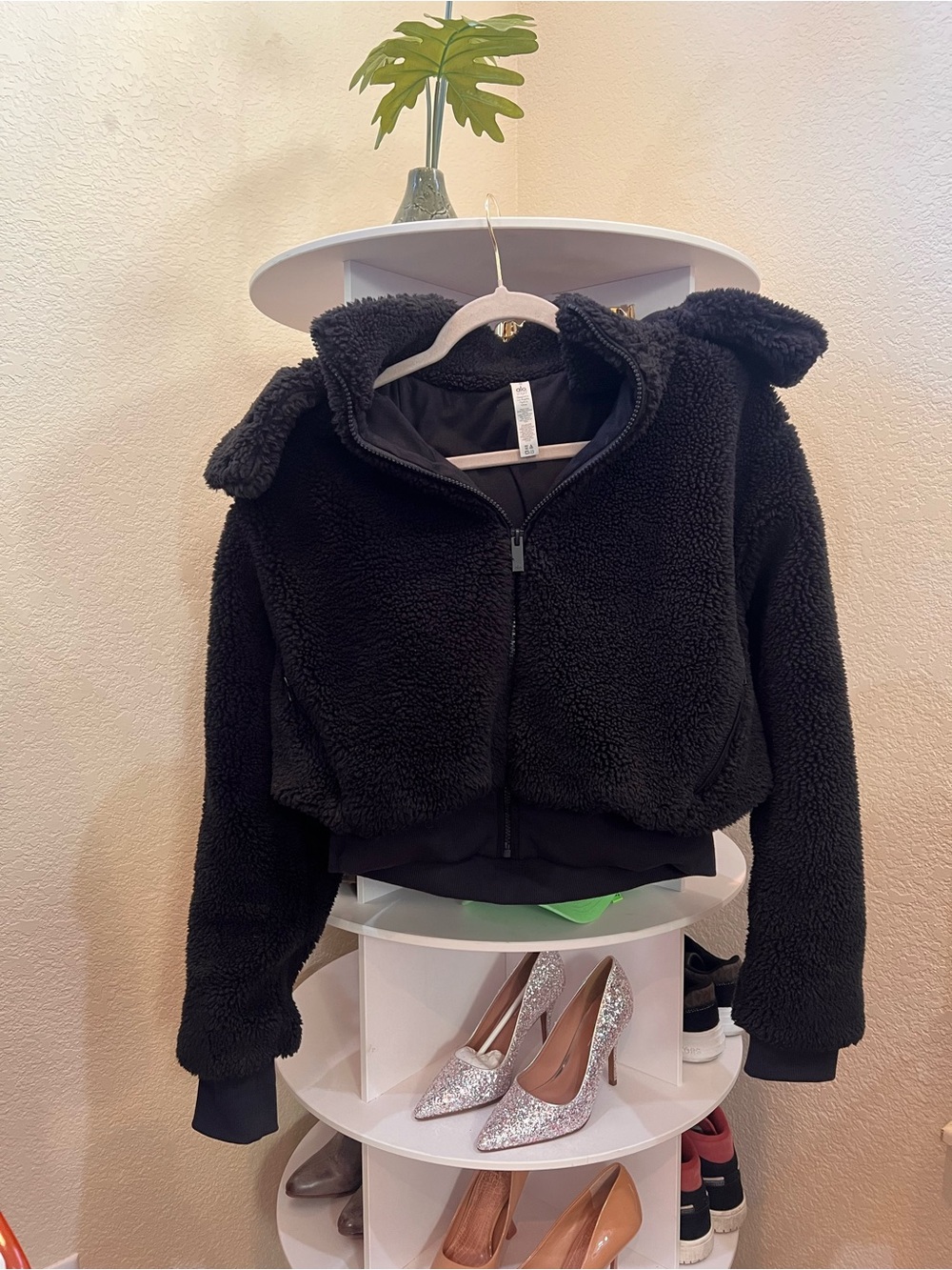 ALO Foxy Sherpa Teddy Hooded Jacket Coat Small Plush Excellent Condition! - Picture 4 of 8